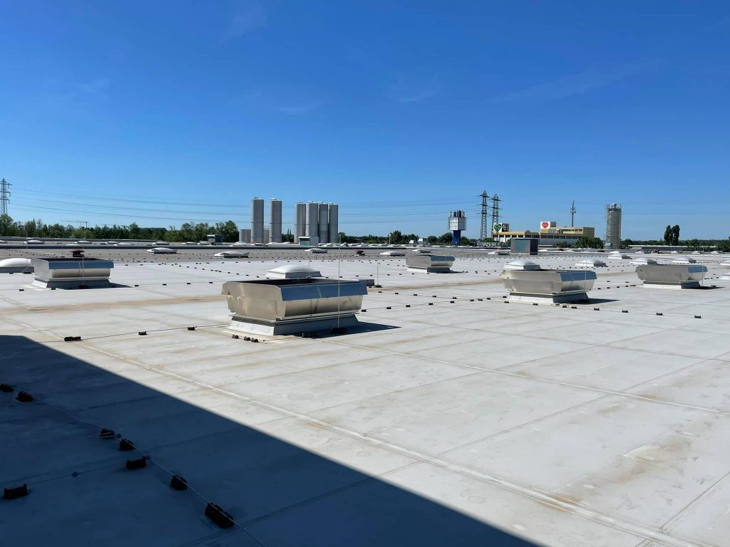 Sanierung RWA, Austausch Lichtkuppeln gegen neue Mehrzwecklüfter