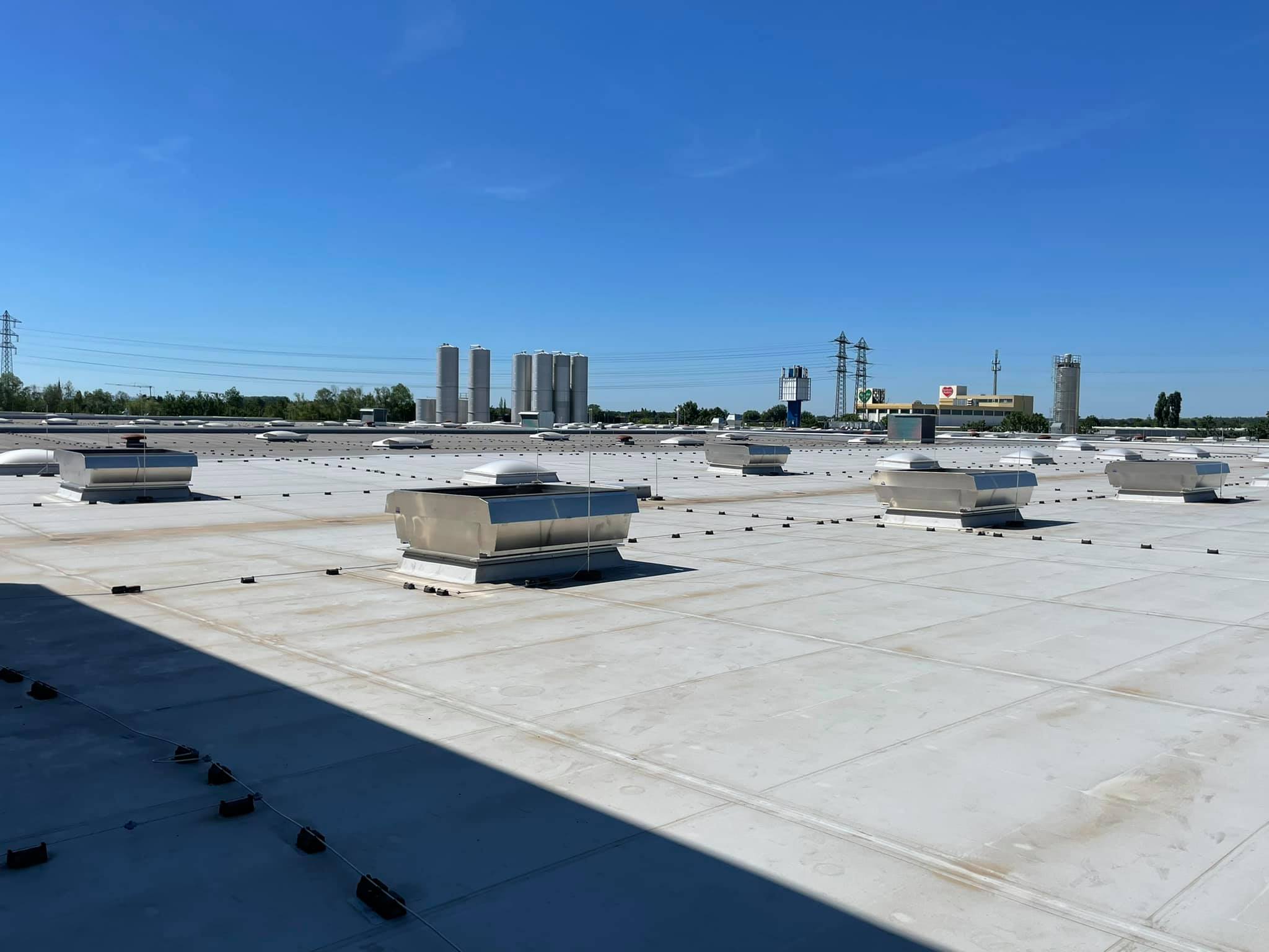 Sanierung RWA, Austausch Lichtkuppeln gegen neue Mehrzwecklüfter