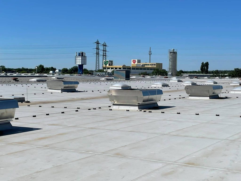 Sanierung RWA, Austausch Lichtkuppeln gegen neue Mehrzwecklüfter