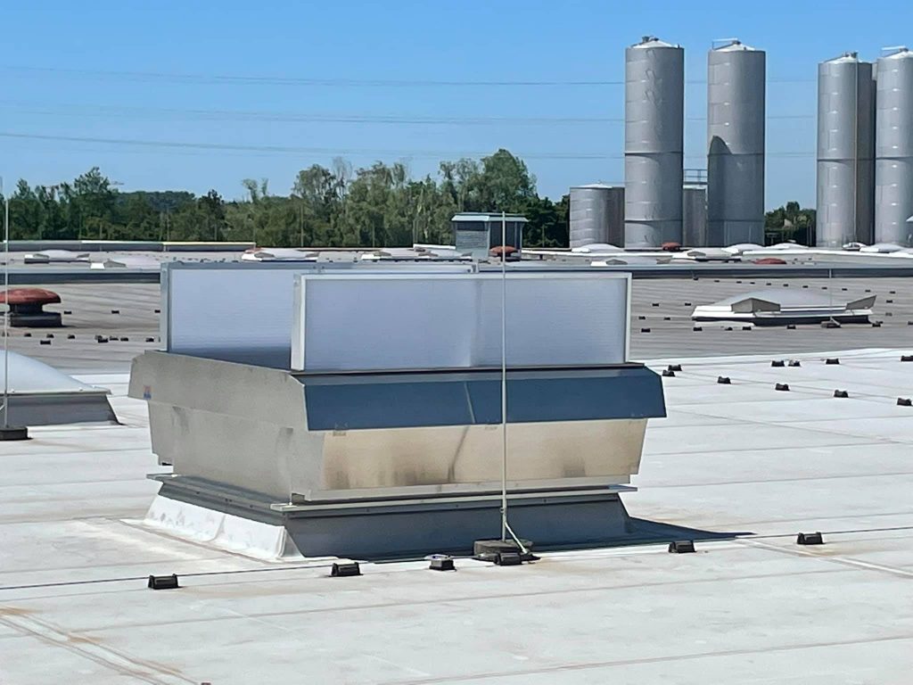 Sanierung RWA, Austausch Lichtkuppeln gegen neue Mehrzwecklüfter